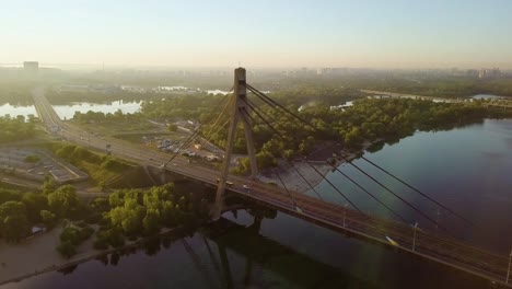 Video-Brücke-bei-Sonnenuntergang-in-Kiew-Ukraine