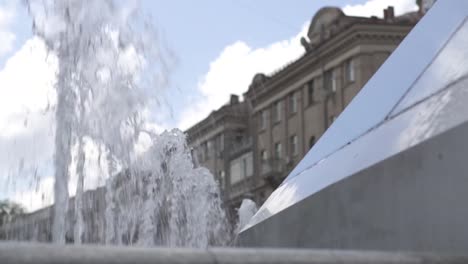 La-fuente-de-la-ciudad-es-primer-plano.-Chorros-de-agua-reducido.-Verano-de-la-calle-de-la-ciudad