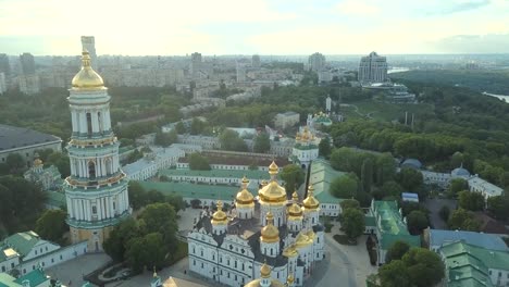 Luftaufnahme-des-Kiewer-Höhlenkloster,-Kiew,-Ukraine