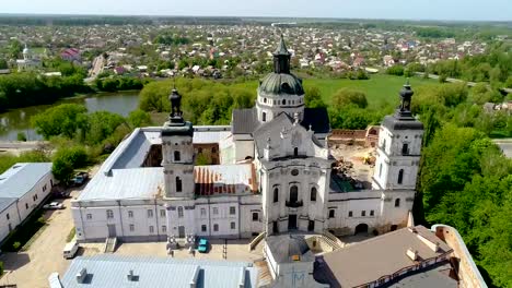 Vista-aérea-del-monasterio-de-los-Carmelitas-Descalzos-en-Berdichev,-Ucrania.-El-paisaje-urbano-de-una-vista-panorámica-de-la-ciudad-de-Berdichev.