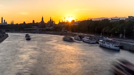 puesta-de-sol,-vistas-de-la-ciudad-y-el-movimiento-de-embarcaciones-de-recreo-en-el-río-Moscú,-lapso-de-tiempo