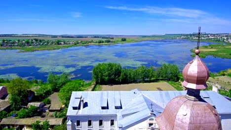 el-monasterio-ortodoxo-femenino-una-vista-del-lago-a-través-de-una-cúpula-con-una-cruz