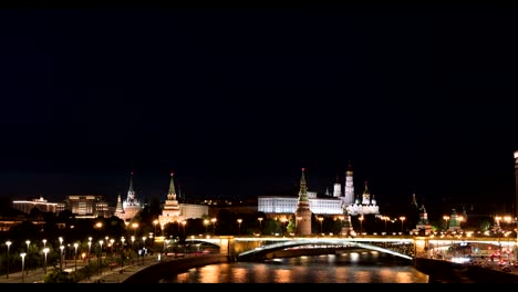 Kremlin-de-Moscú-y-el-terraplén-en-un-lapso-de-tiempo-de-noche-de-verano