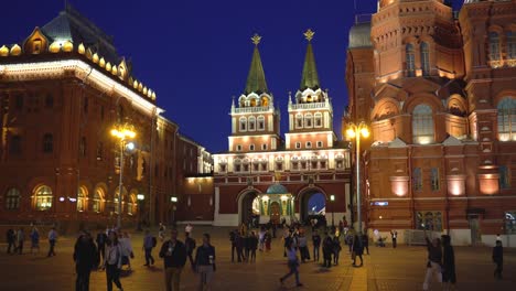 Plaza-Roja,-Moscú,-Rusia.-Paseo-de-noche-por-la-Plaza-Roja-iluminada-cerca-del-Museo-histórico