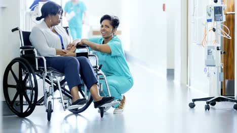 African-American-Mitarbeiterinnen-und-behinderte-Patienten-consult