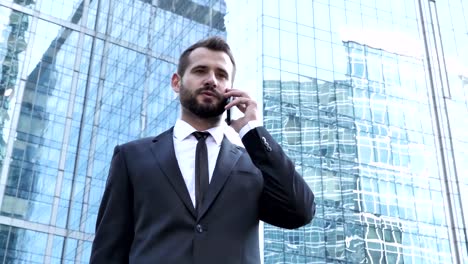 Geschäftsmann-am-Telefon-sprechen,-stehen-außen-Büro