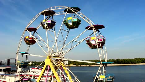 Riesenrad-vor-dem-Hintergrund-des-Flusses