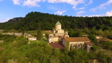 Luftaufnahme-der-Bagrati-Kathedrale-in-Kutaissi,-Georgien-Sehenswürdigkeiten-Sehenswürdigkeiten