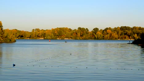 Ruhiger-Abend-Sonnenuntergang-am-Fluss-Dnjepr-in-der-Ukraine-in-Kiew.