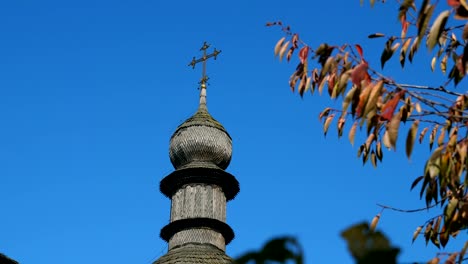 Alte-christliche-Holzkirche-des-östlichen-orthodoxen-Ritus.-Kreuz-auf-dem-Dach.