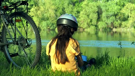 Un-niño-con-una-tableta-sobre-la-naturaleza.