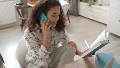 Mujer-joven-con-teléfono-móvil-en-casa.