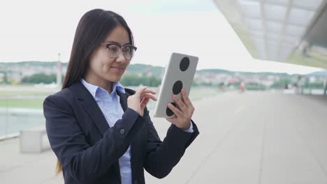 Asian-businesswoman-working-on-digital-tablet-at-airport