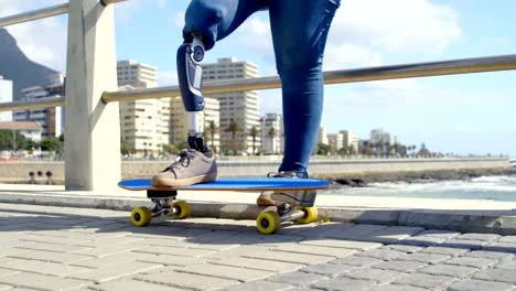 Geringen-Teil-der-behinderte-Frau-stehend-mit-Skateboard-auf-Promenade-4k