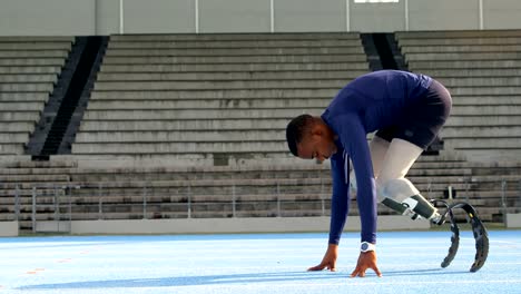 Atletismo-en-una-pista-para-correr-4k-de-discapacitados