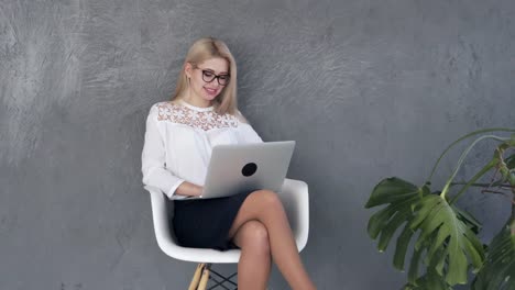 Businesswoman-working-on-laptop