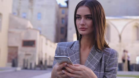 Mujer-con-el-teléfono.-Hermosa-chica-utilizando-Smartphone-libre