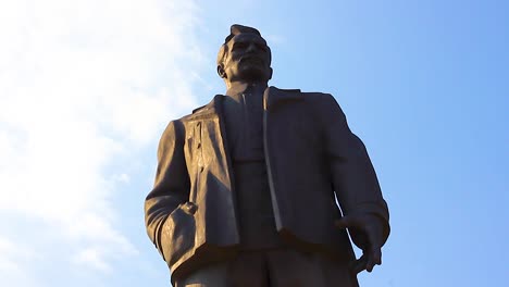 Artem-Statue-Time-Lapse-sky---Donetsk-Ukraine