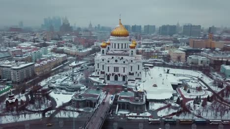 Antena-disparo-alrededor-de-Ruso-ortodoxo-templo-de-Cristo-Salvador-en-Moscú-en-invierno.-Hay-monumentos,-edificios-históricos,-ciudad-de-Moscú-y-Stalins-rascacielos-alrededor-de-la-Catedral.