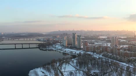 Vista-aérea-de-la-ciudad-del-distrito-de-Kiev-de-Obolon-en-invierno,-Ucrania