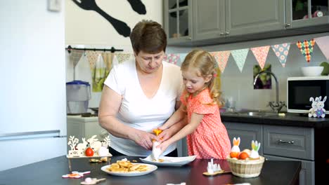 Little-Girl-Spaß-mit-Oma-beim-Kochen