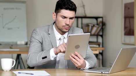 Geschäftsmann-nutzt-Tablet-im-Büro