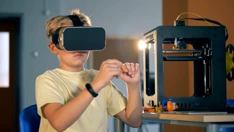 Boy-in-3D-Virtual-Reality-Headset-Studie-innovative-Technolgies-im-Schullabor.-4K.