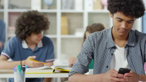 Student-nutzt-Smartphone