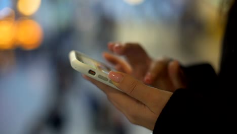 Lady-typing-on-smartphone,-standing-in-shopping-center,-free-wifi-connection