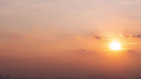 Zeitraffer-Natur-Hintergrund.-Sonnenaufgangszeit.-Die-Bewegung-der-Wolken-und-Sonne.