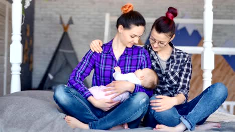 Familia-de-pareja-del-mismo-sexo-posando-con-poco-niño-lindo-en-el-hogar-moderno-interior-tiro-completo