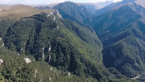 Garganta-de-montaña-profunda.-Valle-arbolado.-Vista-aérea.