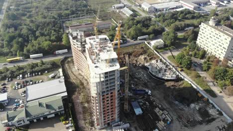 Una-vista-aérea-de-un-edificio-residencial-en-construcción.-Grúas-torre-que-trabajan-en-el-edificio.-4K