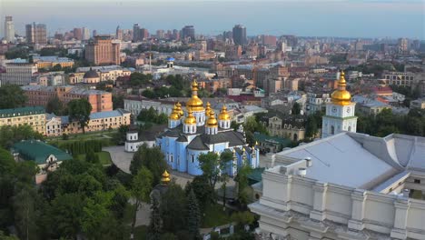 Vista-aérea-de-la-Catedral-de-San-Miguel-y-el-Ministerio-de-Asuntos-Exteriores,-Kiev