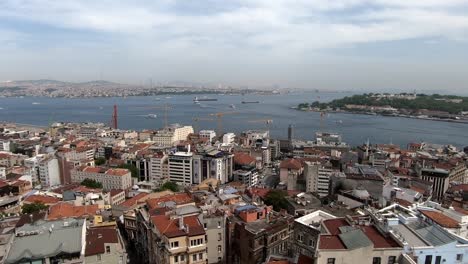 Meerblick-in-Istanbul,-viele-Schiffe,-Häuser,-schöner-Himmel.-Stadtarchitektur.-schöner-Zeitraffer