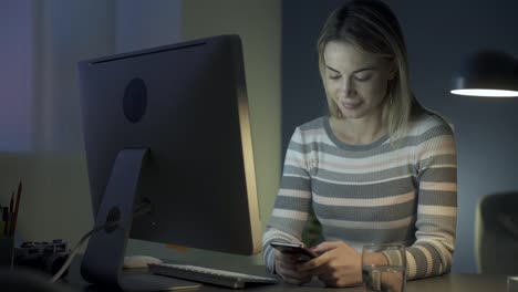 Woman-chatting-with-her-phone-late-at-night