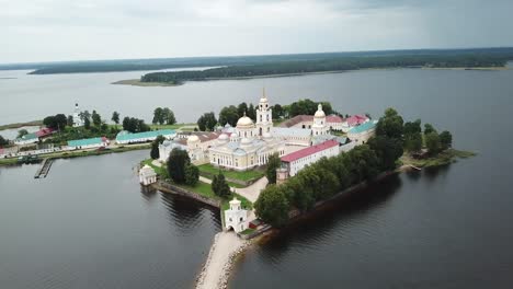 Monasterio-de-Nilova-Pustyn-en-el-lago-Seliger