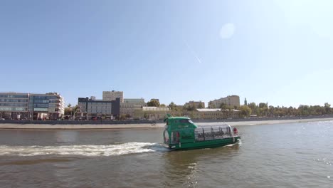 Pleasure-boat-on-the-Moscow-river