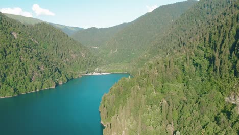 Bergsee-mit-türkisfarbenem-Wasser-und-grünem-Baum