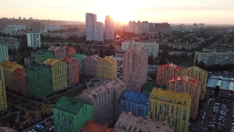 Edificios-coloridos-de-un-distrito-residencial,-disparos-aéreos-desde-un-dron-en-Comfort-Town.-Kiev,-Ucrania