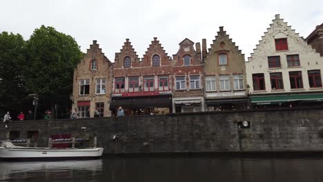 Brügge,-Belgien---Mai-2019:-Blick-auf-den-Wasserkanal-im-Stadtzentrum.-Touristischer-Spaziergang-auf-den-Wasserkanälen-der-Stadt.-Blick-von-einem-Touristenboot.