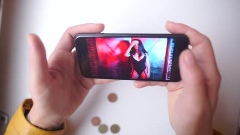 demonstration-of-the-video-on-the-smartphone-screen