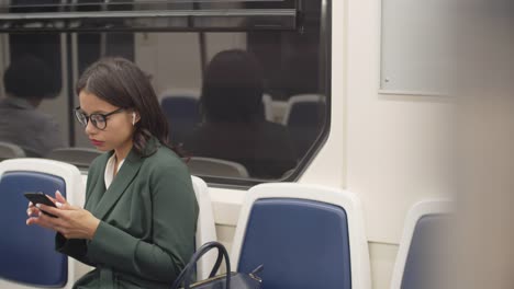 Frau-in-U-Bahn-Auto