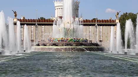 Brunnen-Steinblume-bei-VDNKh-in-Moskau.-VDNKh-(auch-Allrussisches-Ausstellungszentrum-genannt)-ist-eine-ständige-Allzweckmesse-in-Moskau,-Russland