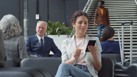 Junge-hübsche-Frau-genießt-Musik-am-Flughafen