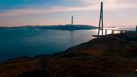 Meereslandschaft-mit-Blick-auf-die-russische-Brücke.-Wladiwostok,-Russland