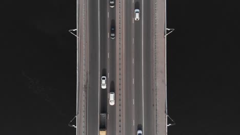 Brücke-Autobahn-Dunkelwasser-Autos-Verkehr-Luft-Top-View-schweben-erschossen