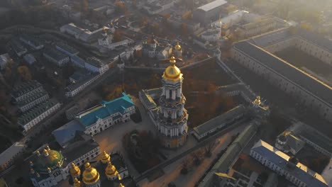 Campanario-Kiev-Pechersk-Lavra-al-atardecer,-aéreo