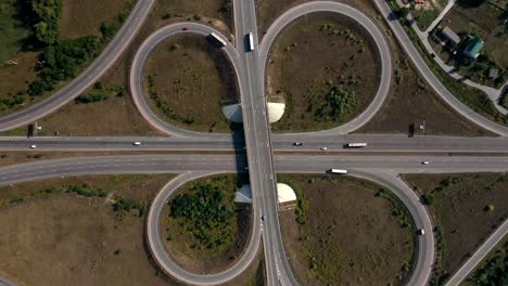 Intercambio-de-coches-grandes,-disparo-aéreo.-Ruta-Kiev-Zhytomyr