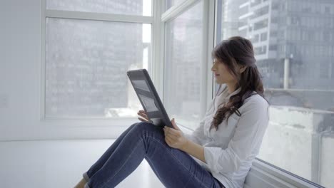 interior-casa-de-mujer-árabe-con-tecnología-móvil-de-redes-sociales-feliz-relajada